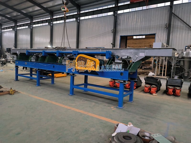 600*8000mm Fiber Plate Spring Eccentric Wheel Stainless Steel Vibrating Conveyor for Salt