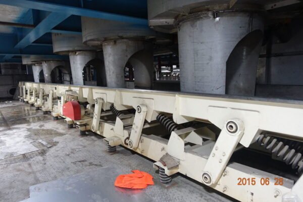 Двухмассовый резонансный сбалансированный вибрационный конвейер